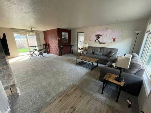 Cheerful Two Bedroom With Wifi, Parking & Patio
