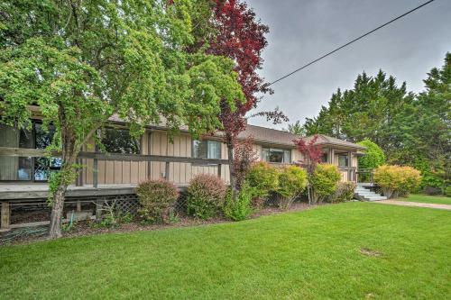 Stunning Medford Escape With Panoramic Views!
