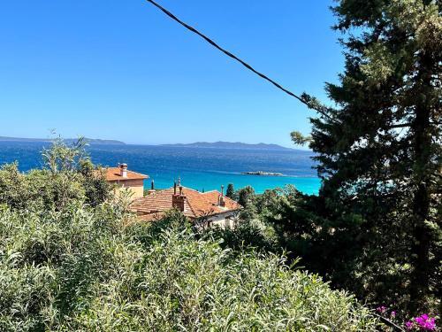 Cozy Gite With Sea View, In Le Lavandou