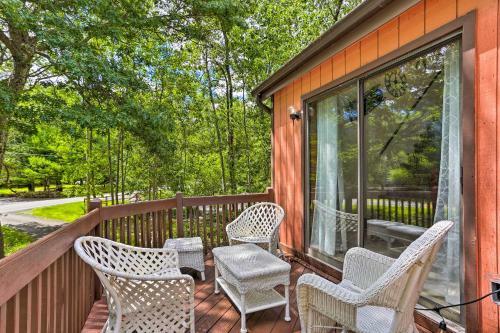 Pocono Mountains Retreat With Deck And Fire Pit!