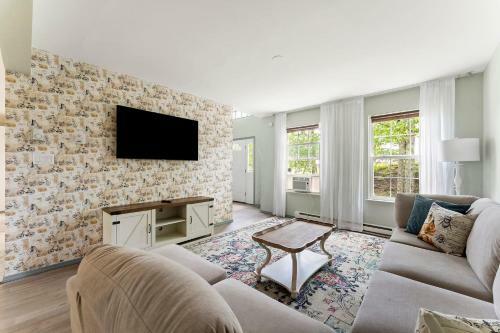 Americanold-fashioned 5bd Nostalgia With Hot Tub