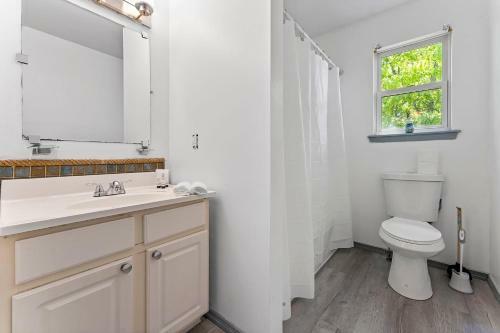 Americanold-fashioned 5bd Nostalgia With Hot Tub