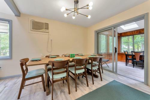 Spacious Renovated 5bd Mansion W/ Jacuzzi/sauna/pool Table