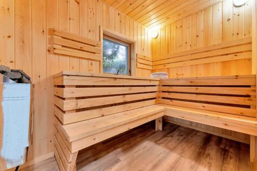 Spacious Renovated 5bd Mansion W/ Jacuzzi/sauna/pool Table