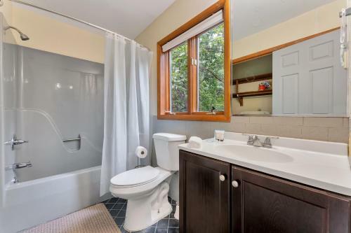 Spacious Renovated 5bd Mansion W/ Jacuzzi/sauna/pool Table