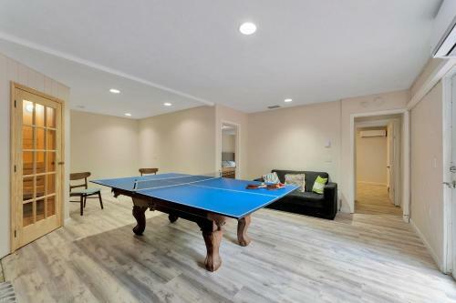 Spacious Renovated 5bd Mansion W/ Jacuzzi/sauna/pool Table