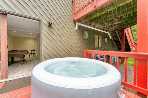 Spacious Renovated 5bd Mansion W/ Jacuzzi/sauna/pool Table