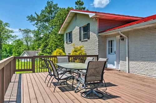 East Stroudsburg Home With Decks And Private Pond