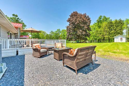 East Stroudsburg Home With Decks And Private Pond