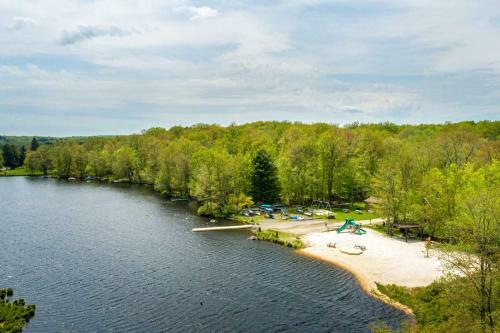 Sweetfern Cabin Retreat Deck And Lake Access