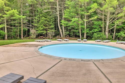 Lakefront Pocono Pines Paradise With Deck!