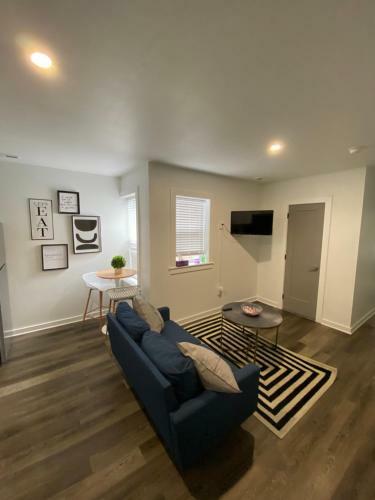 Modern 2-bedroom Apartment W/ Private Bathrooms + Kitchen