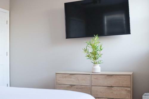 Beautiful 2 Bedroom Apartment With Patio And Deck