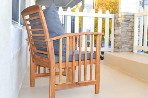 Beautiful 2 Bedroom Apartment With Patio And Deck
