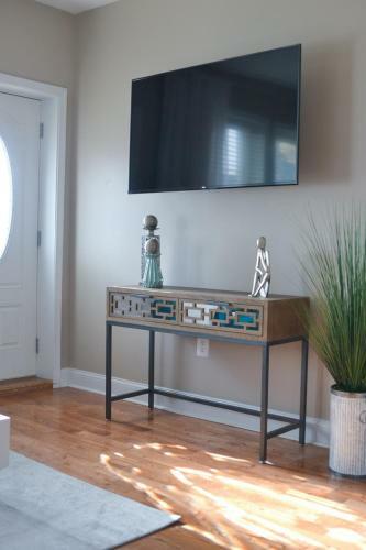 Beautiful 2 Bedroom Apartment With Patio And Deck