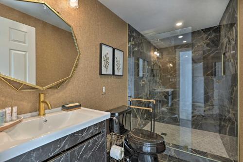 Upscale And Unique Townhome In University City!