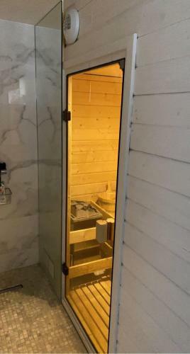 Bas De Villa Avec Piscine, Sauna, Jacuzzi Et Salle De Sport