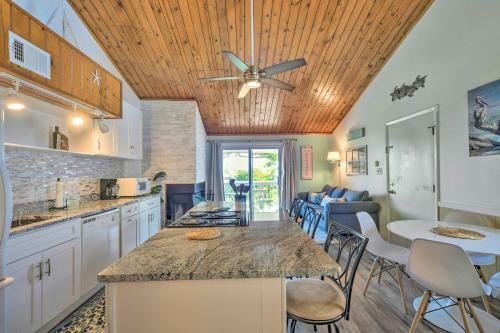 Apartamento Island Condo With Balcony, Golf Course Views!