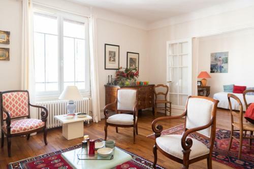 Bright 79 M Apartment Near Paris