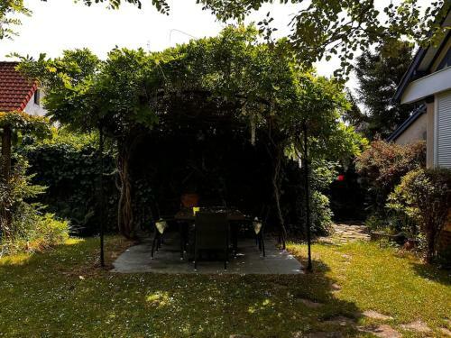Agr�able Maison De Ville Avec Chemin�e Et Jardin
