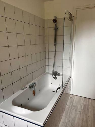 Agr�able Maison De Ville Avec Chemin�e Et Jardin