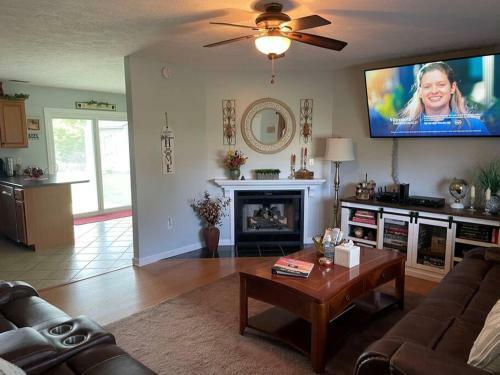 Relax In Bear's Den Getaway Private Home!