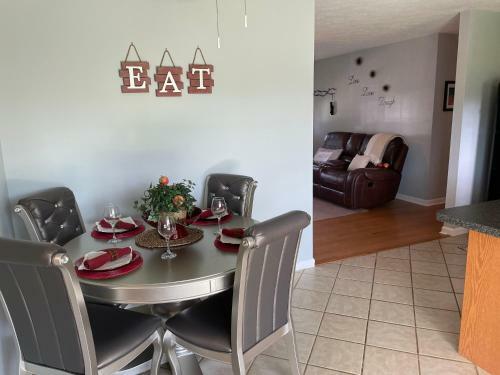 Relax In Bear's Den Getaway Private Home!