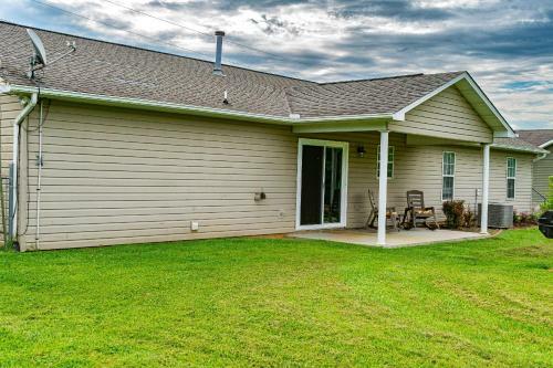 Relax In Bear's Den Getaway Private Home!