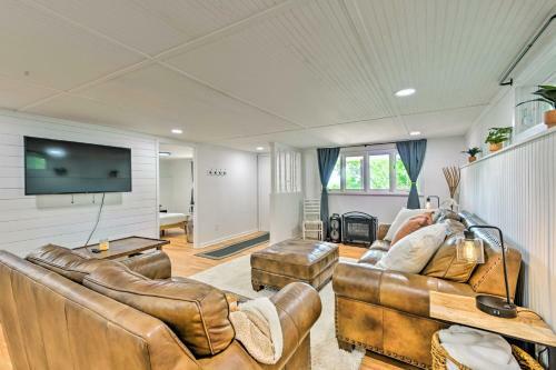 Stylish Cabin With Hot Tub On 6 Private Acres!
