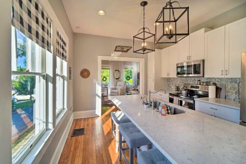 Modern, Sun-lit Retreat With Fire Pit And Yard!