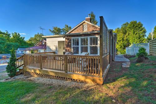 Modern, Sun-lit Retreat With Fire Pit And Yard!