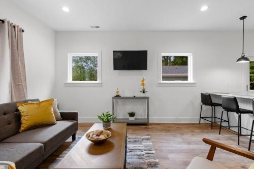 Beautiful Cottage - 2 Miles From I-75