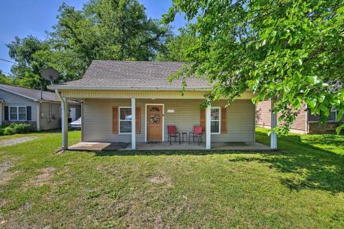 Quaint Dtwn Murfreesboro Cottage With Lush Yard