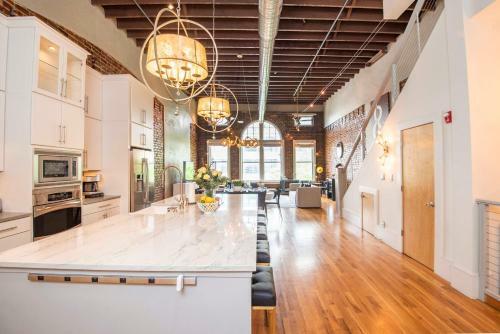 Apartamento Largest Rooftop W Firepit - Vaulted Luxe Penthouse