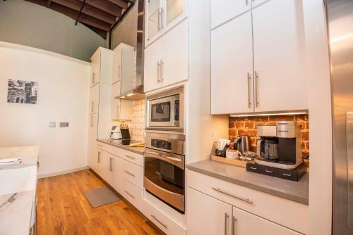 Apartamento Largest Rooftop W Firepit - Vaulted Luxe Penthouse