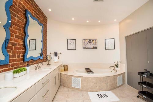 Apartamento Largest Rooftop W Firepit - Vaulted Luxe Penthouse