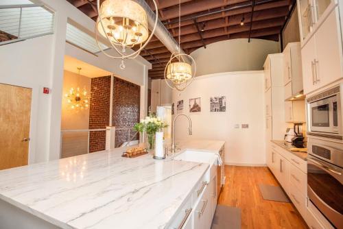 Apartamento Largest Rooftop W Firepit - Vaulted Luxe Penthouse