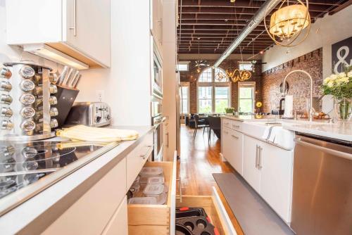 Apartamento Largest Rooftop W Firepit - Vaulted Luxe Penthouse