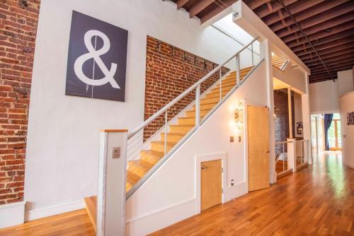 Apartamento Largest Rooftop W Firepit - Vaulted Luxe Penthouse