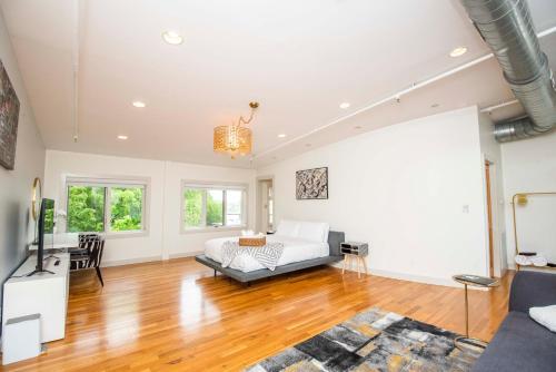 Apartamento Largest Rooftop W Firepit - Vaulted Luxe Penthouse