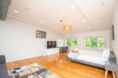 Apartamento Largest Rooftop W Firepit - Vaulted Luxe Penthouse