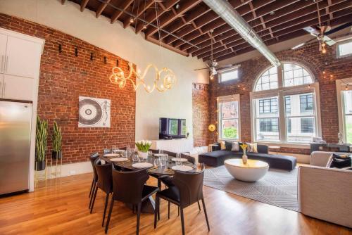 Apartamento Largest Rooftop W Firepit - Vaulted Luxe Penthouse