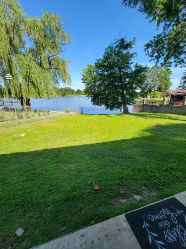 Lake Front, Remodeled, 8 Large Bed, 5br 3 Bath