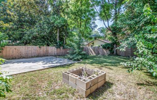 The Rolling Stone- Patio Fenced In Yard