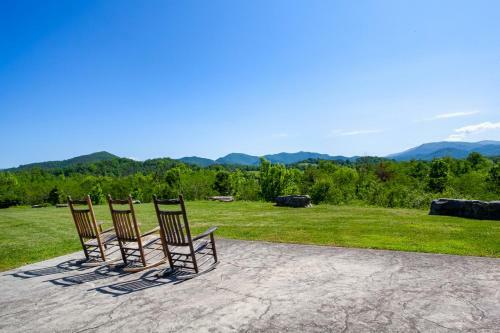Charming Cades Cove Condo - Community Amenities