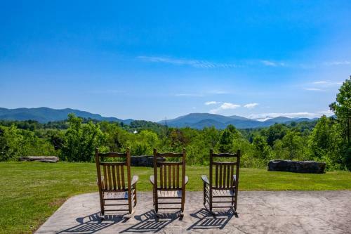 Charming Cades Cove Condo - Community Amenities