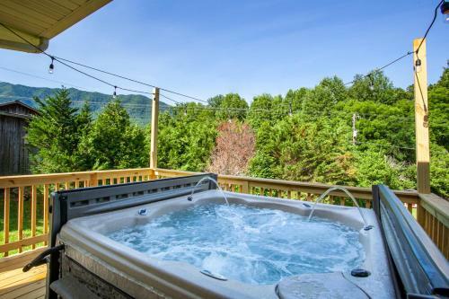 Quiet Side Retreat Hot Tub Fire Pit Fireplace