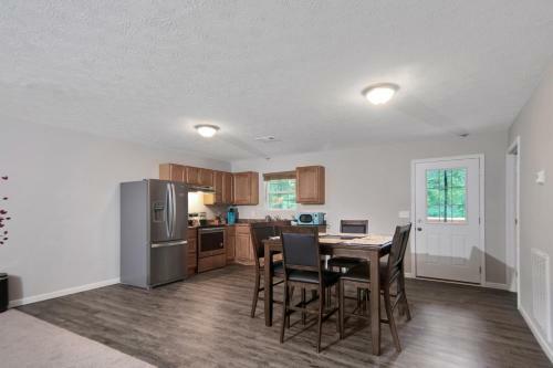 Cheerful 3-bedroom House With Private Parking Home