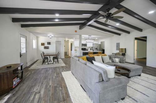 Gorgeous Renovated Home With Open Floor Plan And Large Lot