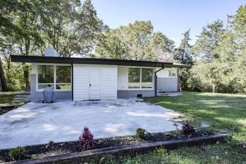 Gorgeous Renovated Home With Open Floor Plan And Large Lot